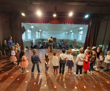 Materská škola - fotogaléria / Predstavenie pri príležitosti mesiaca úcty k starším. - foto