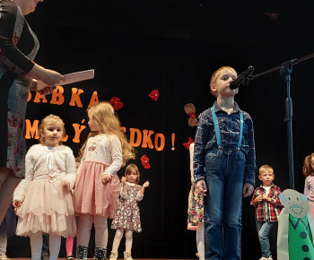 Materská škola - fotogaléria / Predstavenie pri príležitosti mesiaca úcty k starším. - foto